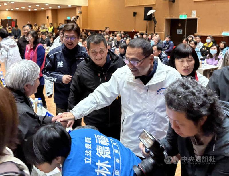 新北市115年首場行動治理13日在永和區舉行,市長侯友宜(前白衣者)出席,與現場各區里長握手致意,也感謝里長們長年以來的付出。中央社記者曹亞沿攝 115年1月13日