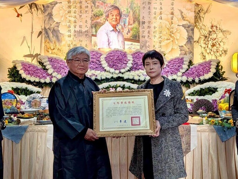 藝術家林智信去年12月31日辭世，享耆壽90歲，文化部藝術發展司長周雅菁（右）14日出席告別式，並頒贈文化部旌揚狀，由藝術家林智信之子林俊良代表受贈。（文化部提供）中央社記者邱祖胤傳真 115年1月14日