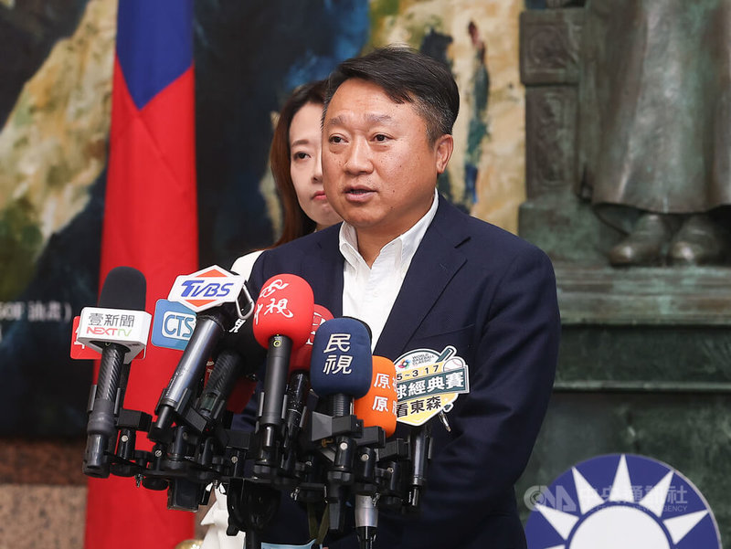 國民黨14日2度進行新竹縣長提名人協調作業，由於立委徐欣瑩、新竹縣副縣長陳見賢參選意願強烈，組發會主委李哲華（前）下午出面受訪時表示，將依提名辦法辦理初選。中央社記者謝佳璋攝　115年1月14日