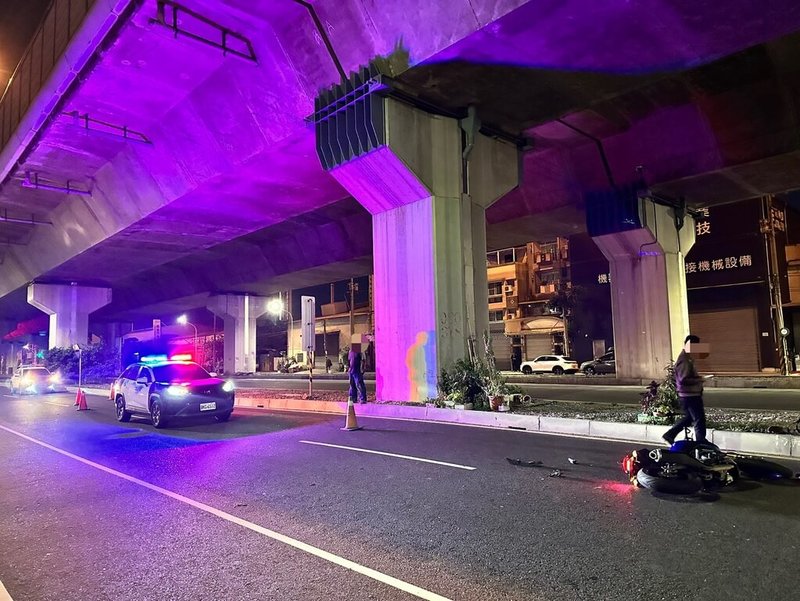 邱姓駕駛14日凌晨開車在高雄市仁武區逆向行駛，與2部機車發生碰撞後逃逸，警方調閱監視器過濾追查後逮獲邱男，邱男雖未酒駕，但是無照駕駛，且唾液毒品快篩試劑初步檢驗呈陽性。（高雄市政府警察局仁武分局提供）中央社記者張已亷傳真　115年1月14日