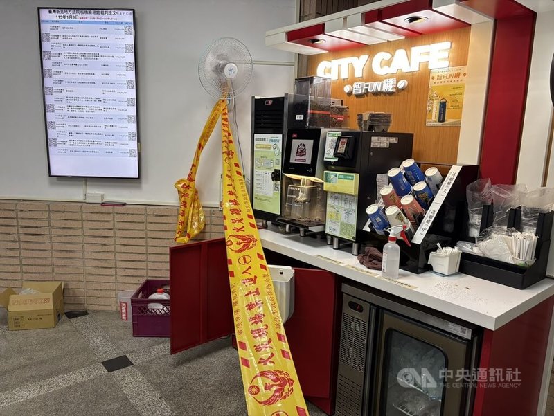 一名女性民眾14日在新北地方法院等待丈夫開庭時，疑拿酒精噴桌子再以打火機燒螞蟻引發火警，警消到場時火勢已滅，所幸未造成嚴重傷亡，女性民眾則因涉犯公共危險罪當場遭逮。中央社記者曹亞沿攝　115年1月14日