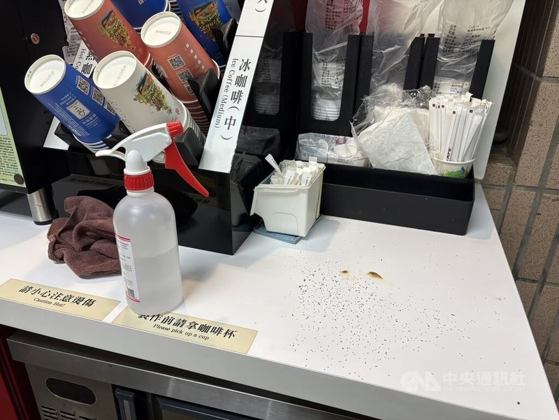 一名女性民眾14日在新北地方法院等丈夫開庭，等待期間疑因無聊拿酒精噴灑自動販賣機旁的桌子，再以打火機點火欲燒桌上螞蟻，意外釀成火警。消防到場時火勢已被撲滅，桌上則留有燒焦痕跡。中央社記者曹亞沿攝　115年1月14日