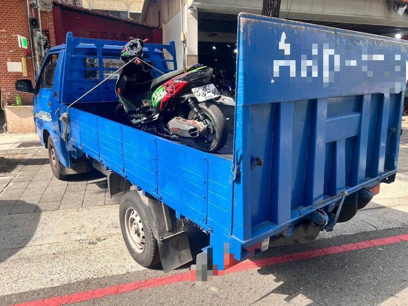 苗栗警方追查台72線深夜機車聚集競速,台中一家改裝車行涉案,日前執行搜索拘提,共拘提4人到案並查扣小貨車及改裝機車共2輛。(警方提供)中央社記者管瑞平傳真 115年1月14日