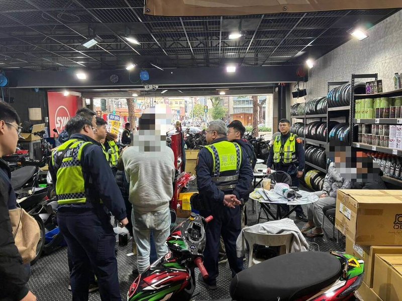 苗栗台72線快速道路去年底出現多輛汽機車利用深夜聚集競速，經警方溯源追查，前往台中一家改裝車行拘提4人到案，並查扣涉案車輛，全案依公共危險罪嫌送辦。（警方提供）中央社記者管瑞平傳真　115年1月14日