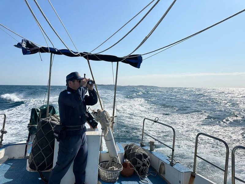 海洋國家公園管理處與澎湖縣政府13日聯手跨單位協力全面巡檢南方四島國家公園區海域，採取「發現即取締、違規即裁罰」的嚴正立場。（海洋國家公園管理處提供）中央社   115年1月14日