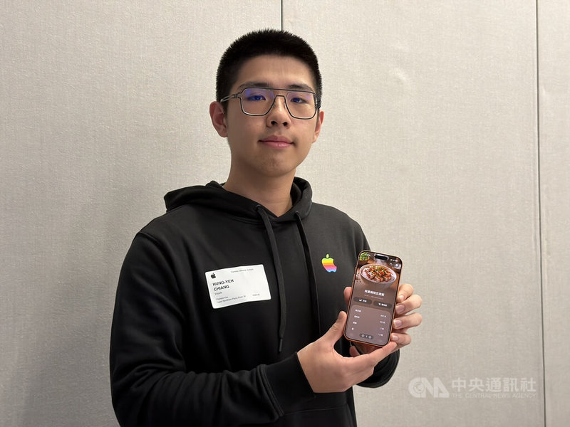 由中原大學資訊工程學系大一生江竑燁（圖）開發的VCook，結合人工智慧（AI）輔助系統，可根據使用者的生活習慣與健康需求，量身打造食譜，獲得2025年行動應用創新賽一等獎。中央社記者吳家豪攝　115年1月14日