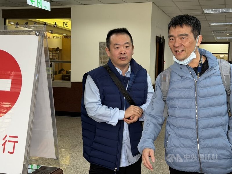 中國籍殷姓男子（左）涉引進制裁法人北韓萬壽臺創作社畫作販售，一審依資恐防制法間接提供財物罪判刑1年。二審台灣高等法院14日開庭，殷男認罪稱買空賣空賺價差，請求輕判給緩刑。中央社記者劉世怡攝 115年1月14日