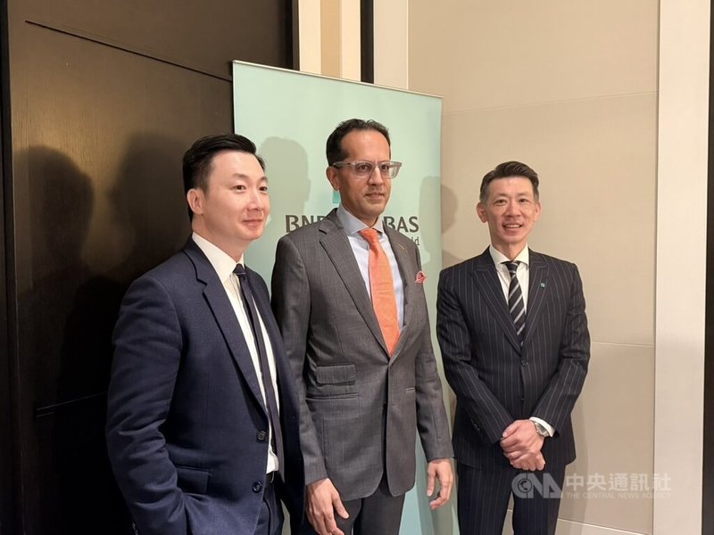 法國巴黎銀行財富管理14日舉辦2026年投資展望記者會。圖為法國巴黎銀行台北分行財富管理台灣區負責人許哲崑（右）、法國巴黎銀行財富管理亞洲區投資長巴亞尼（中）、法國巴黎銀行香港分行董事總經理徐啟敏（左）。中央社記者呂晏慈攝　115年1月14日
