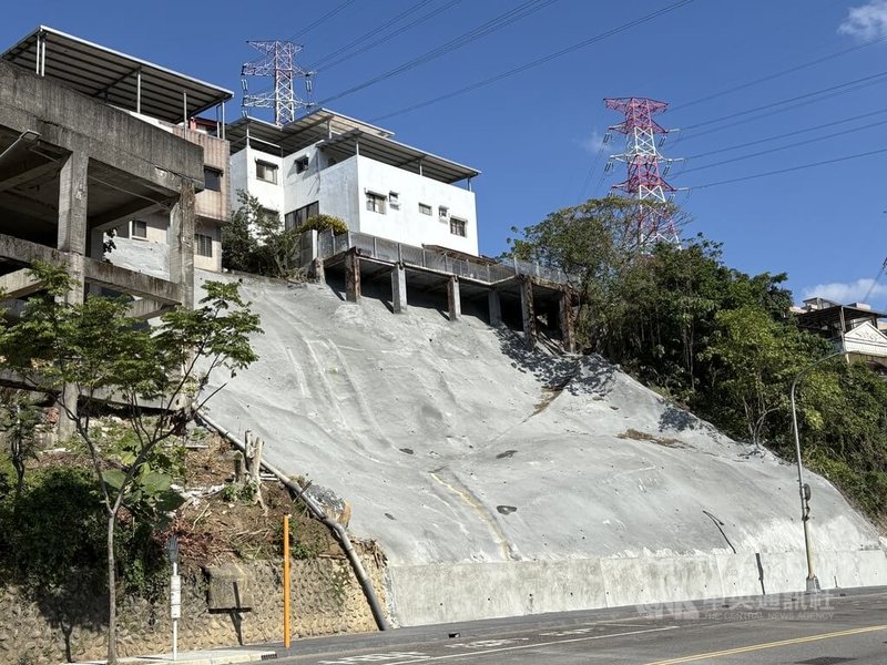 新北市汐止康寧街於114年10月因颱風影響，導致邊坡滑落，工務局後續以混凝土塊保護坡腳、加蓋帆布，經團隊不斷趕工，已於114年底搶修完成。中央社記者曹亞沿攝　115年1月14日