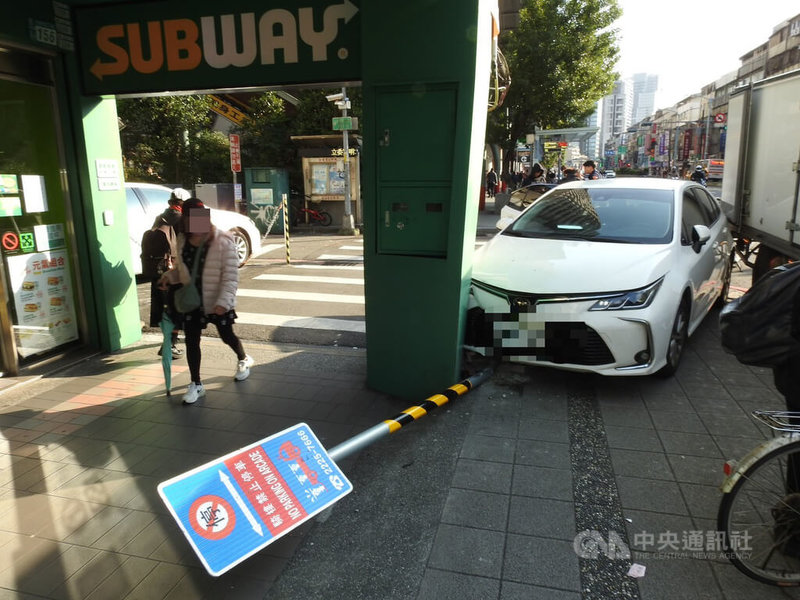 新北市新店區北新路13日發生一起自撞車禍，經查為莊姓男子誤信詐騙，帶著大筆現金與詐團成員相約面交，但莊男上車後與車內2人疑因談不攏價碼，懷疑自己遭詐騙，雙方爆發拉扯扭打，導致車輛失控自撞騎樓。（翻攝畫面）中央社記者曹亞沿傳真　115年1月14日