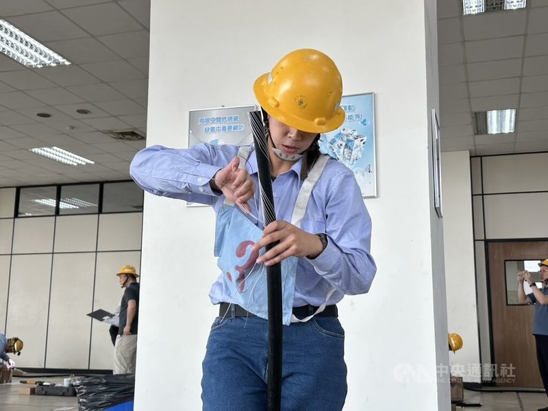 台電公司14日在高雄訓練中心舉辦「2026台電技能競賽」，參賽的屏東區處人員莊孟潔（圖）是「台電寶寶」，從小耳濡目染最後也報考台電，近年也於颱風搶修任務中全力投入。中央社記者林巧璉攝　115年1月14日