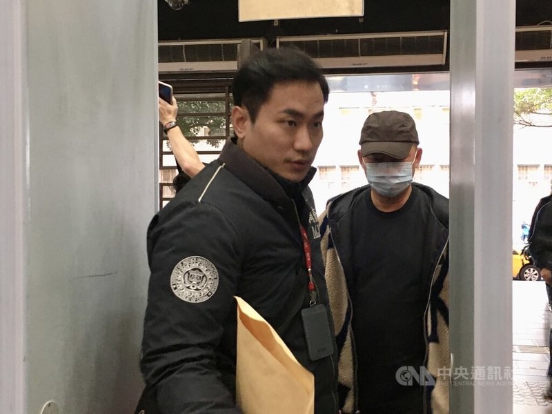 台北地檢署偵辦太子集團洗錢案，14日指揮調查局基隆市調查站前往搜索曾姓博弈水房業者（右）住居所並約談曾男到案，傍晚移送北檢。中央社記者林長順攝　115年1月14日
