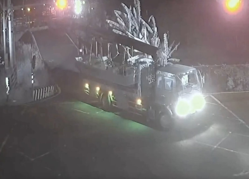 竹南龍鳳漁港漁船遭竊案,經苗栗縣警察局竹南分局追查,發現50歲張姓竊賊先是在新竹竹北先偷走吊車,再到苗栗將岸上甫整修好的漁船吊起載走。(民眾提供)中央社記者管瑞平傳真 115年1月14日