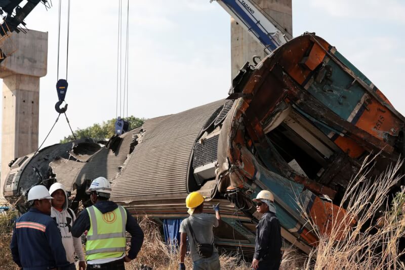 泰國高鐵工地14日發生起重機倒塌砸中行駛中的客運列車事故，導致列車出軌多人死傷。（路透社）