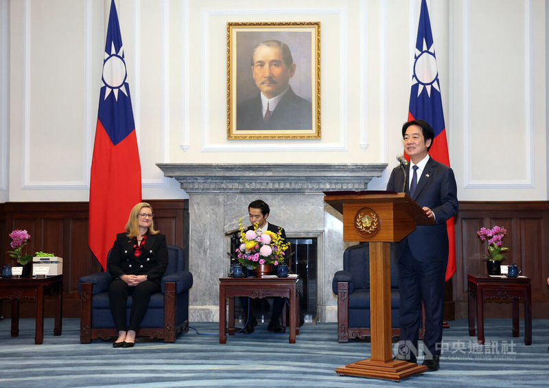 總統賴清德（右）14日接見美國亞利桑那州鳳凰城市長蓋雷哥（左），致詞時感謝蓋雷哥再訪台灣，並曾於2023年他以副總統身分過境舊金山時特地出席僑界活動，展現對台灣的重視與友好。中央社記者郭日曉攝　115年1月14日