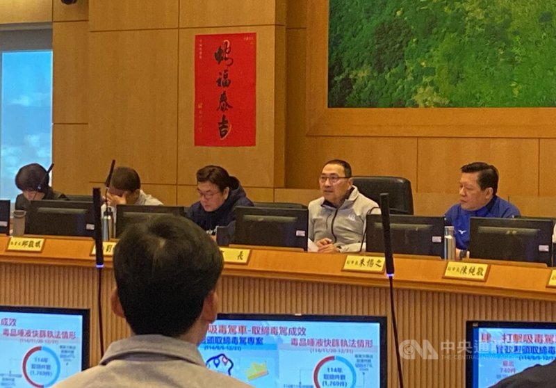 新北市府市政會議14日上午舉行，市長侯友宜（後右2）要求警察機關打擊毒駕手軟、全力以赴，春節期間加強取締毒駕。中央社記者黃旭昇攝  115年1月14日
