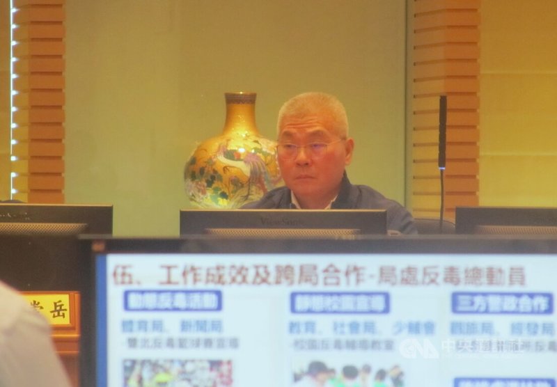 新北市府市政會議14日上午舉行，市警局長方仰寧（後）報告依托咪酯氾濫的威脅與毒品防制策略。中央社記者黃旭昇攝   115年1月14日