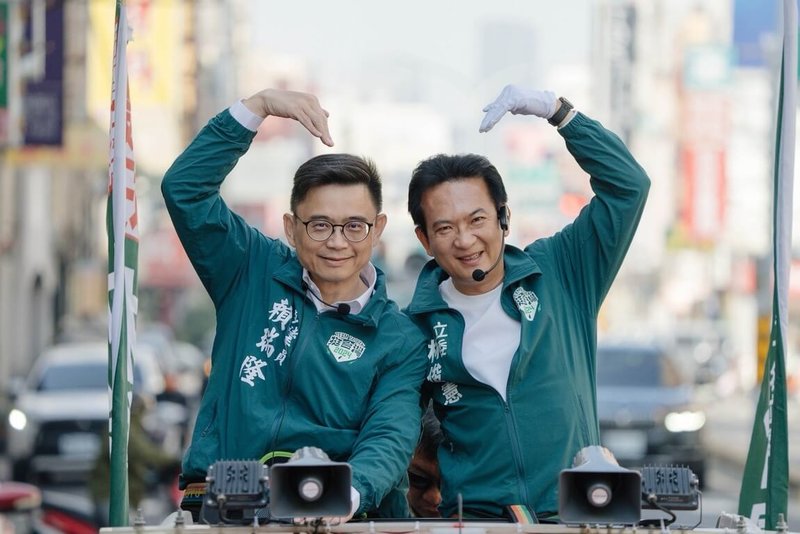 民進黨立委林俊憲（右）爭取台南市長提名，14日把握民調前最後關鍵時刻掃街拜票，再度與黨內高雄市長初選脫穎而出的立委賴瑞隆（左）同台衝選情。（林俊憲服務處提供）中央社記者張榮祥台南傳真　115年1月14日