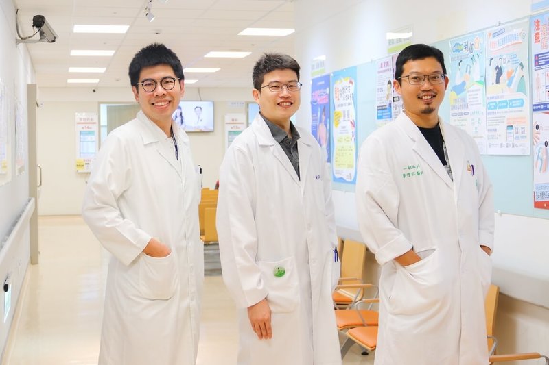 施昱丞（左起）、李柏慶、廖得凱3名醫師因衛生福利部「醫中計畫」，來到台東基督教醫院，期滿選擇繼續留在台東助東基醫療。（台東基督教醫院提供）中央社記者盧太城傳真　115年1月14日