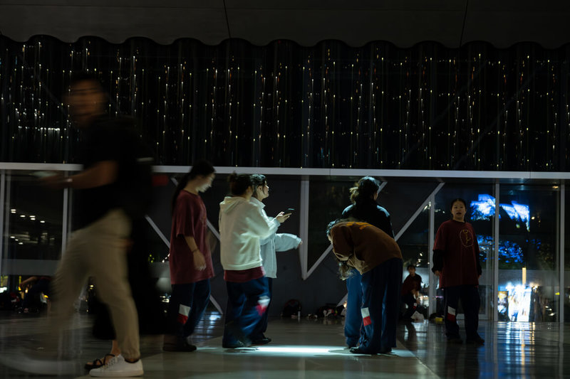 北藝中心邀約藝術家鄭先喻創作戶外作品「光蹤」，透過AI與機器學習驅動的影像系統，在指定區域內追隨行人的移動軌跡。（北藝中心提供）  中央社記者趙靜瑜傳真  115年1月14日