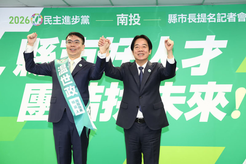 民進黨14日下午舉行最新一波縣市長提名記者會，身兼黨主席的總統賴清德（右）會中宣布下屆南投縣長將提名南投草屯出身新北市牙醫師公會理事長温世政（左）參選，兩人攜手在記者會上高呼口號造勢。央社記者王騰毅攝  115年1月14日
