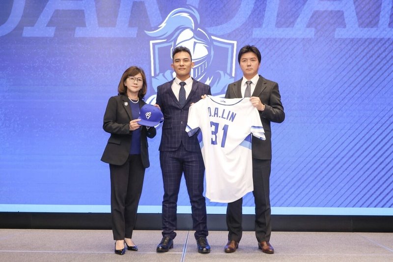 中職富邦悍將隊14日在台北舉辦捕手林岱安（中）加盟記者會，歡迎這個隊史首名網羅的自由球員，領隊陳昭如（左）、執行副領隊林威助（右）分別送上球帽、球衣。（富邦悍將隊提供）中央社記者蘇志畬傳真　115年1月14日