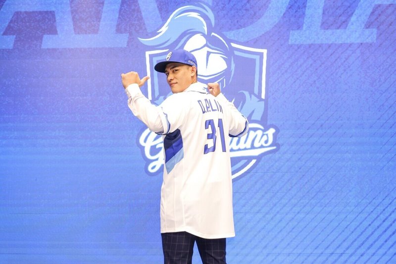 棒球捕手林岱安（圖）14日正式穿上中華職棒富邦悍將隊31號球衣，也在加盟記者會上透露轉隊的抉擇艱難。（富邦悍將隊提供）中央社記者蘇志畬傳真　115年1月14日