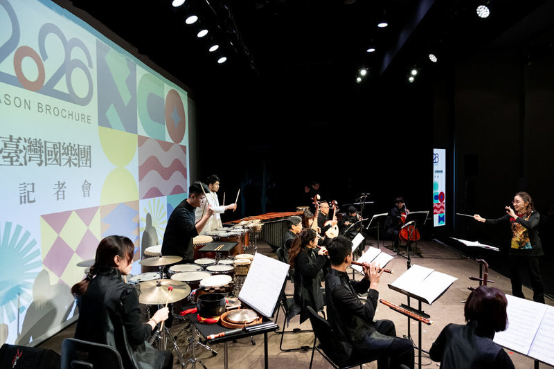 台灣國樂團2026新樂季節目內容14日揭曉，以「驫」為年度主軸，首席客席指揮許瀞心（右）並帶領樂團在開季記者會中呈現新樂季節目片段。（台灣國樂團提供）  中央社記者趙靜瑜傳真  115年1月14日