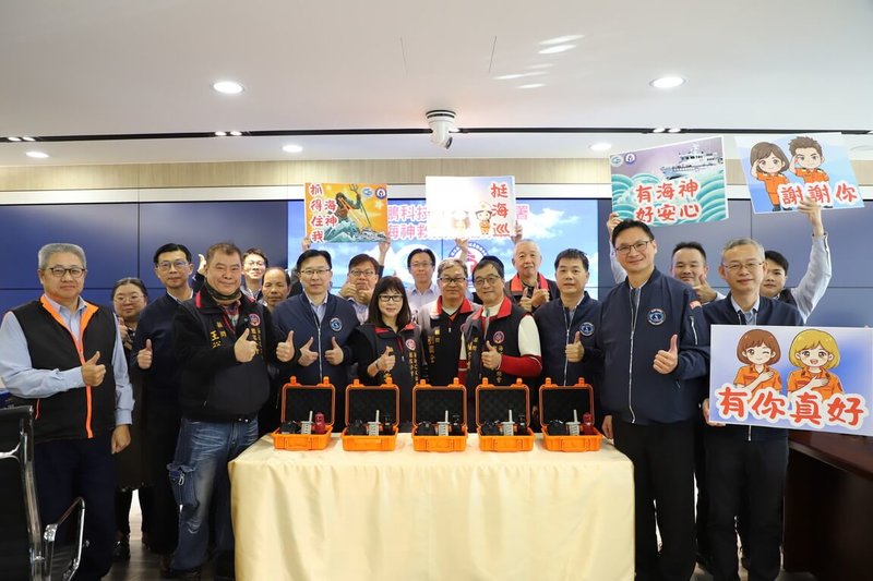 海巡署艦隊分署14日表示，巨鵬科技公司捐贈6套導入創新科技的「海神追蹤救援系統」，可同時對多名人員進行即時監控，提供精準且即時的定位資訊，提升海上救援效能。（海巡署提供）中央社記者黃麗芸傳真　115年1月14日