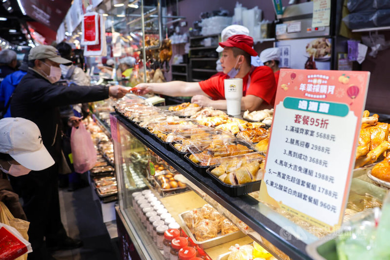 農曆馬年將至，台北市南門市場年菜採購月14日正式開跑，許多攤商特別推出馬年限定套餐與禮盒，盼刺激年菜採買人氣。中央社記者裴禛攝 115年1月14日