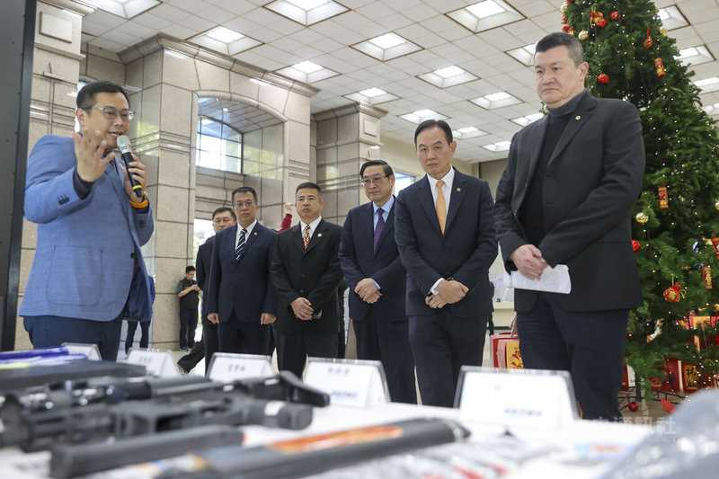 刑事局14日舉行「114年第4次全國同步打詐、掃黑及肅槍行動專案」查緝成果記者會，內政部次長馬士元（右）與刑事局長周幼偉（右2）現場聽取簡報，神情專注。中央社記者鄭清元攝　115年1月14日