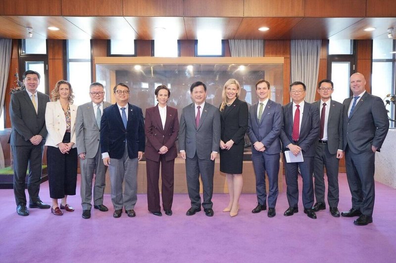 外交部長林佳龍（中）13日與加拿大聯邦眾議員訪問團及與宴賓客合影留念。（外交部提供）中央社記者吳書緯傳真 115年1月14日