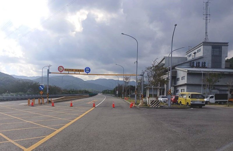 南迴公路草埔森永隧道14日傳飄瓦斯味，公路局獲報緊急封閉雙向車道，啟動替代路線舊南迴線（台9戊），後經消防單位檢測完成後確認隧道內安全無虞，下午3時17分全線已恢復正常通行。（公路局提供）中央社記者盧太城台東傳真　115年1月14日