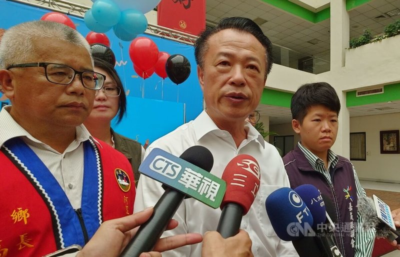 嘉義縣自115學年度起全面實施所屬公立高中及國中小學生營養午餐免費政策，嘉義縣長翁章梁（中）14日表示，盼讓每個孩子都能在校園中安心用餐、健康成長。中央社記者蔡智明攝　115年1月14日