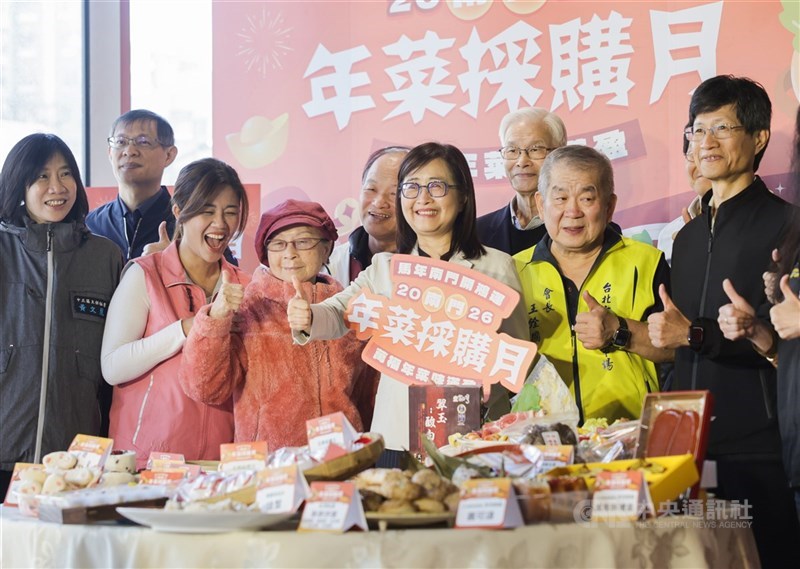 農曆馬年將至，台北市南門市場年菜採購月14日正式開跑，台北市副市長林奕華（前右3）至南門市場出席記者會宣傳。 中央社記者裴禛攝 115年1月14日