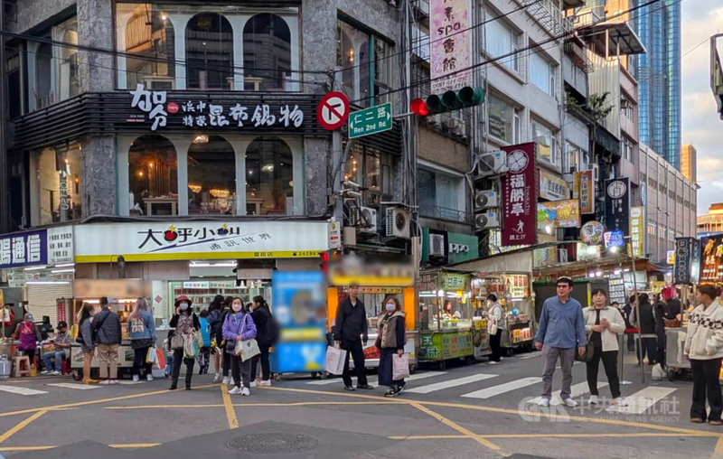 基隆廟口旁愛四路夜市有部分攤位占用仁二路、愛四路口的行人穿越線（圖），仁愛區公所多次接獲陳情，市府16日將會勘研議改善方式，並辦公聽會聽取各方意見。中央社記者王朝鈺攝　115年1月14日