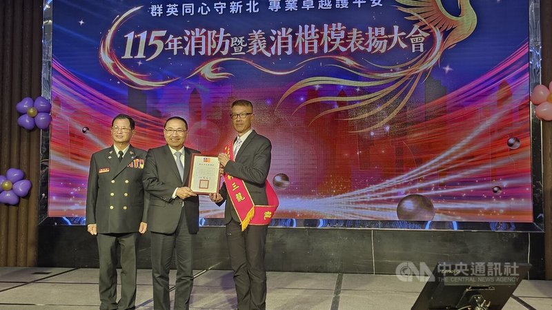 新北市消防局14日舉辦115年消防暨義消楷模表揚大會，市長侯友宜（左2）一一表揚114年度表現優異獲獎人員共193人，感謝他們在第一線守護市民安全。中央社記者王鴻國攝　115年1月14日