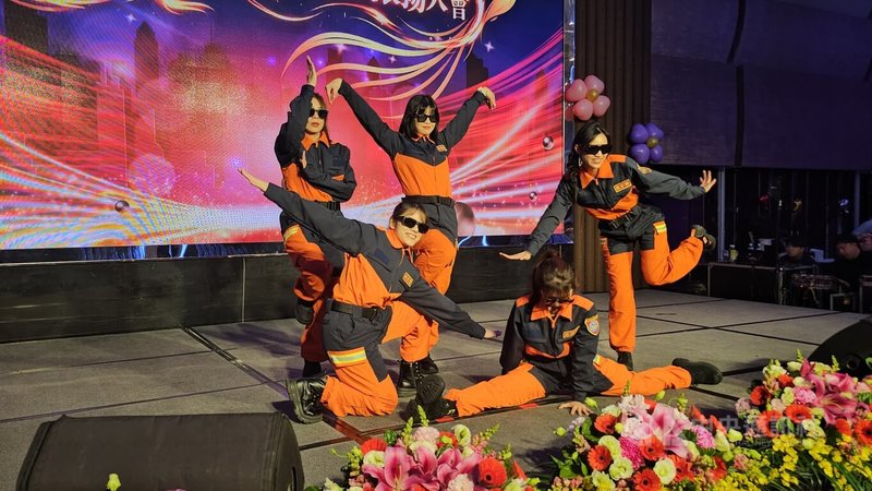 新北市消防局14日晚間舉辦消防暨義消楷模表揚大會，除表揚績優楷模外，消防員們也上台熱舞，炒熱氣氛。中央社記者王鴻國攝　115年1月14日