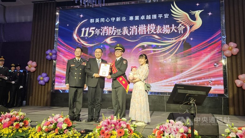 新北市消防局14日晚間舉辦115年消防暨義消楷模表揚大會，警義消共193人獲獎，不少獲獎者帶著家屬一同上台接受市長侯友宜（前左2）表揚，共享榮耀時刻。中央社記者王鴻國攝　115年1月14日