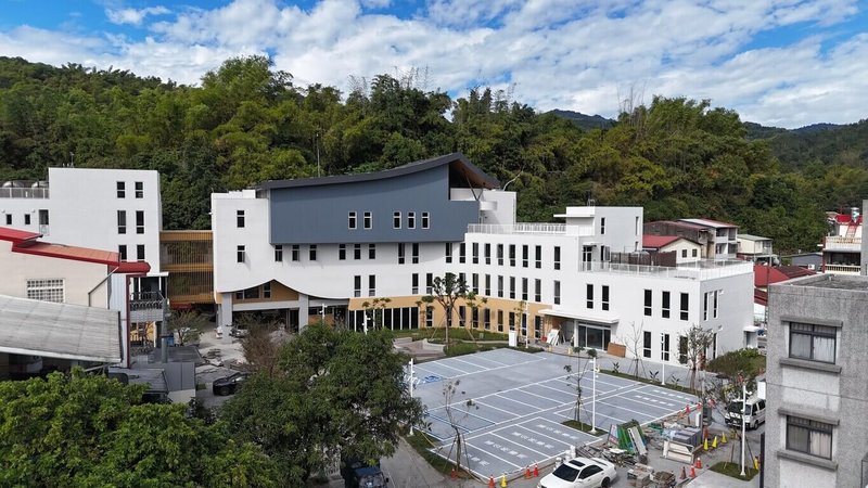 高雄市六龜區新建行政中心榮獲「第25屆公共工程金質獎」佳作，將於16日舉行落成典禮。（高雄市六龜區公所提供）中央社記者張已亷傳真 115年1月14日