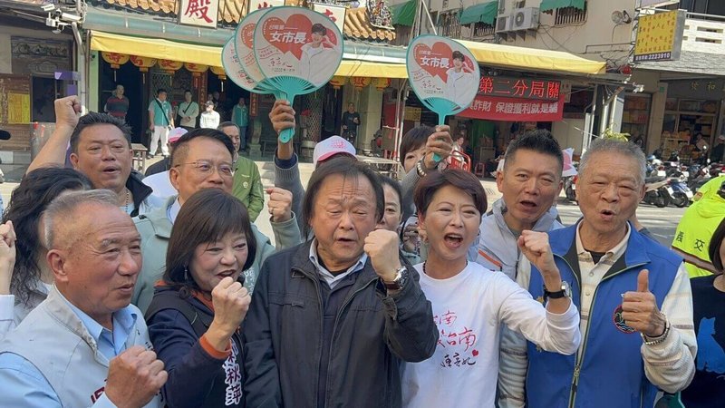 民進黨台南市長初選14日晚間將進行民調，力拚提名的立委陳亭妃（前右2）白天全力衝刺拜票，同黨立委王世堅（前右3）也現身站台。（陳亭妃服務處提供）中央社記者張榮祥台南傳真 115年1月14日