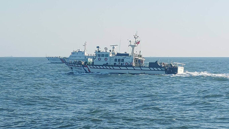 4艘中國海警船14日下午侵擾金門水域，海巡巡防艇併航監控，並透過無線電廣播告知其行為已嚴重影響海域秩序，要求立即轉向。（海洋委員會海巡署金馬澎分署提供）中央社記者吳玟嶸傳真　115年1月14日