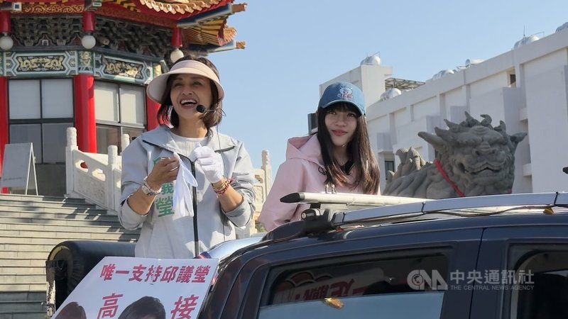 民進黨高雄市長初選落幕，最終由黨籍立委賴瑞隆勝出，將代表競逐高雄市長寶座。同樣參與初選的立委邱議瑩（左）14日展開謝票車掃，感謝支持者，也請大家持續支持民進黨、支持賴瑞隆。中央社記者林巧璉攝　115年1月14日