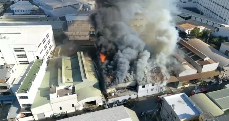 台南市安南區某工廠14日發生火警，火勢一度猛烈、濃煙蔽天，消防局獲報緊急出動人車前往灌救，目前火勢已獲控制。（台南市消防局提供）中央社記者張榮祥台南傳真　115年1月14日