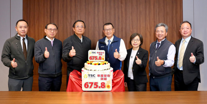 崇越2025年營收首度衝破600億元大關，創歷史新高，公司主管切蛋糕慶賀。展望2026年，崇越看好在先進製程與記憶體雙引擎帶動下，營收有望維持雙位數成長。（崇越科技提供）中央社記者曾仁凱傳真 115年1月14日