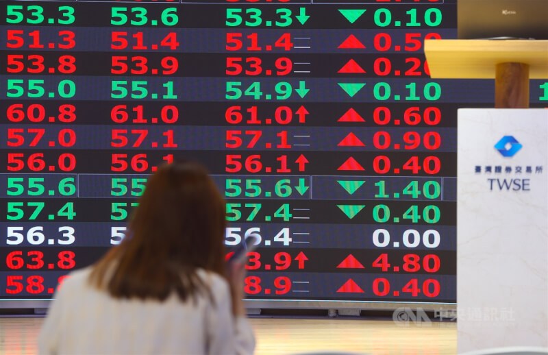 圖為台股看盤民眾。（中央社檔案照片）