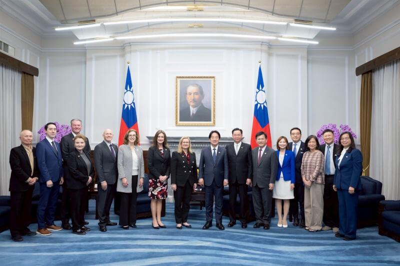 總統賴清德（右8）14日接見美國亞利桑那州訪團。（圖取自總統府flickr）