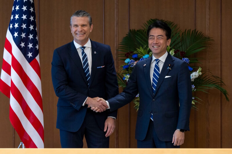 圖為美國戰爭部長赫格塞斯（左）與日本防衛大臣小泉進次郎（右）。（圖取自facebook.com/SecWar）