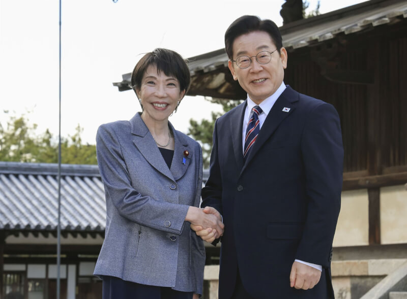 日相高市早苗（左）14日與韓國總統李在明（右）共訪奈良縣的法隆寺。（共同社）