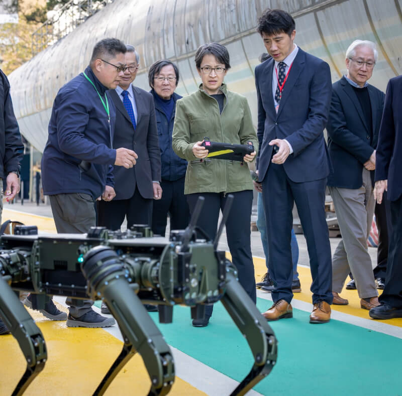 副總統蕭美琴(右3)13日前往東元電機中壢工廠參訪。(圖取自facebook.com/Bikhim)